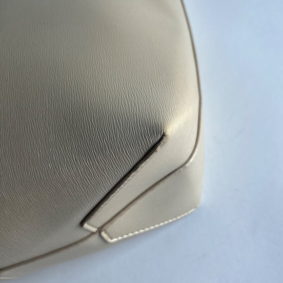 Neiman Marcus Beige Perle Leather Large Shoulder Bag - Picture 14 of 16